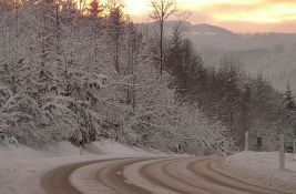 AMSS: Pojačan saobraćaj ka zimskim centrima, putevi uglavnom prohodni