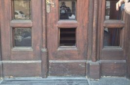 FOTO Krivična prijava protiv žene zbog oštećenja objekta Patrijaršije SPC u Beogradu