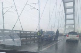 FOTO Upozorenje čitaoca: Oprezno preko Žeželjevog mosta zbog leda na konstrukciji