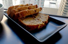 VIDEO: Topli užitak za hladne zimske dane - banana hleb sa rumom i orasima