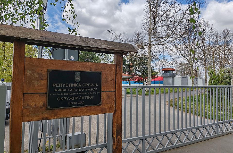 FOTO Novosađanin kom se sudi za napad na Informer pušten u kućni pritvor kod Jaćimovića