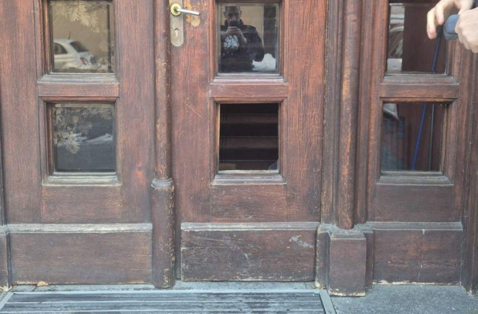 FOTO Krivična prijava protiv žene zbog oštećenja objekta Patrijaršije SPC u Beogradu