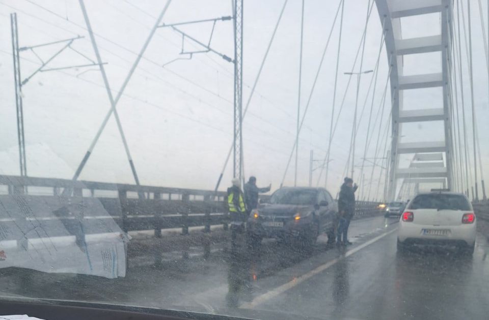 FOTO Upozorenje čitaoca: Oprezno preko Žeželjevog mosta zbog leda na konstrukciji