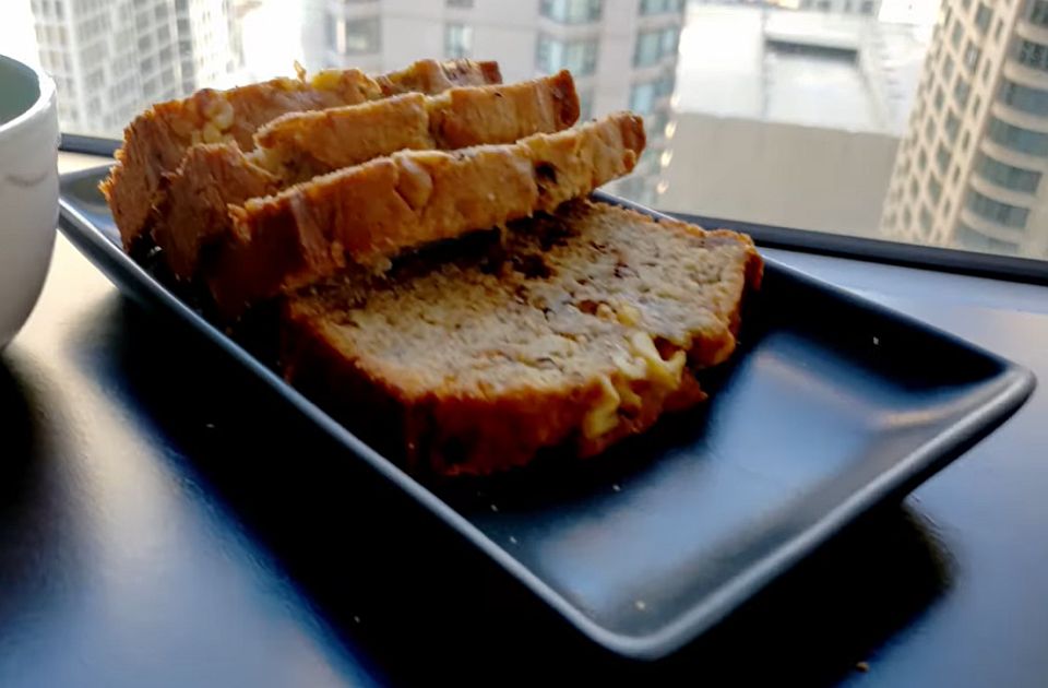 VIDEO: Topli užitak za hladne zimske dane - banana hleb sa rumom i orasima