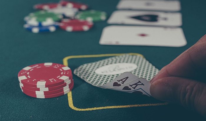 Pećinci: Držao kladionicu u kafani, oduzeti poker aparati i računar