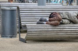 Zbog beskućnika zaključavaju Železničku stanicu u Nišu