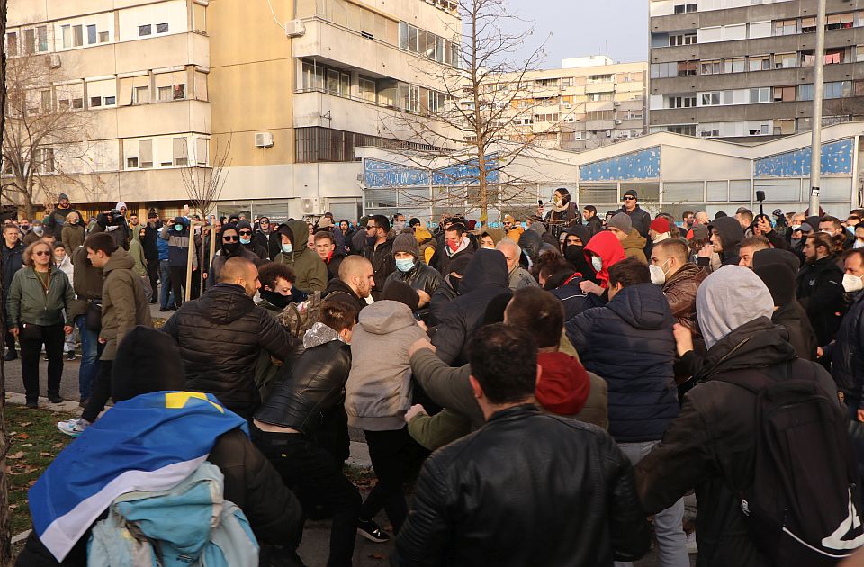 Policija za blokade primenila "perfidnu taktiku", povlačenjem omogućila incidente