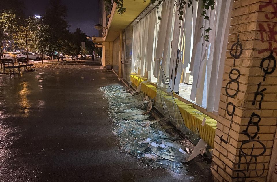 FOTO: Popucali prozori na zgradi Elektrovojvodine, šteta - velika