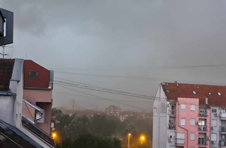 VIDEO: Nevreme pogodilo Novi Sad: Pljusak sa grmljavinom uz jak vetar