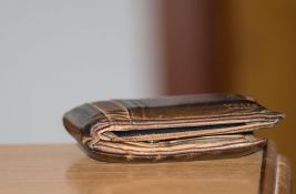 U Čantaviru prišli prolazniku, odgurnuli ga i iz džepa mu ukrali novčanik, pa provalili u mesaru