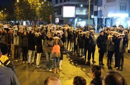 VIDEO Novosađani održali skup podrške Dijani Hrki: Nosili natpise 