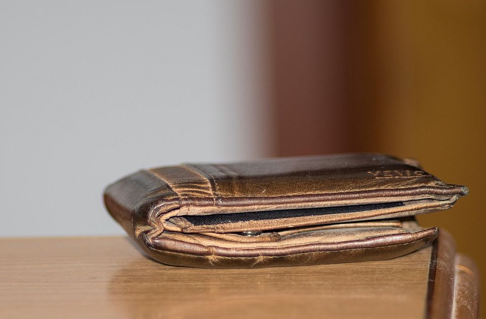 U Čantaviru prišli prolazniku, odgurnuli ga i iz džepa mu ukrali novčanik, pa provalili u mesaru