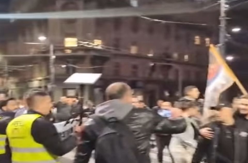 VIDEO: Vučićeve pristalice napadaju Šarovića