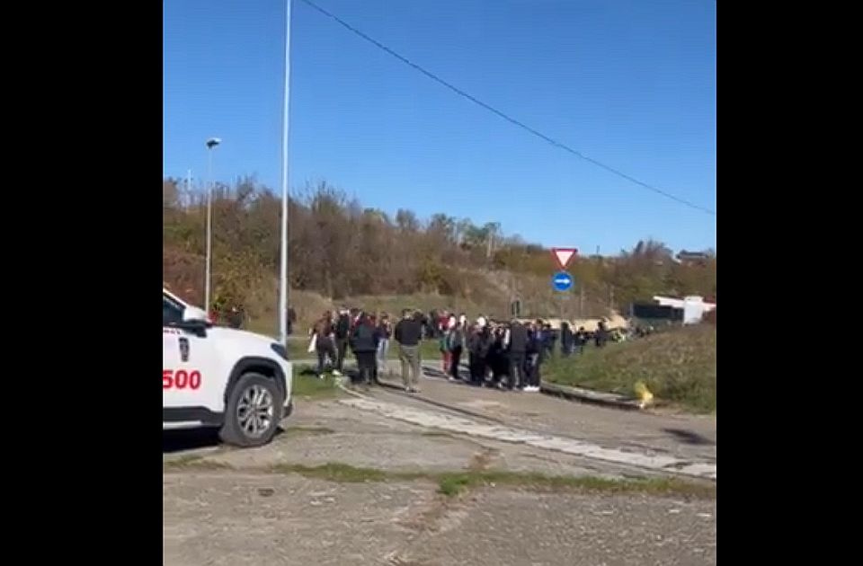 VIDEO: Naprednjaci se okupljaju na Mišeluku, idu u Ćacilend