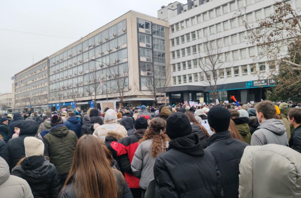 VIDEO Na Trgu slobode poruka "Čas je završen, promena je počela", skup završen ispred Školske uprave