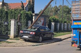 FOTO Čudna situacija na Telepu: Kamionom prevozili mašinu, pa srušili banderu na automobil