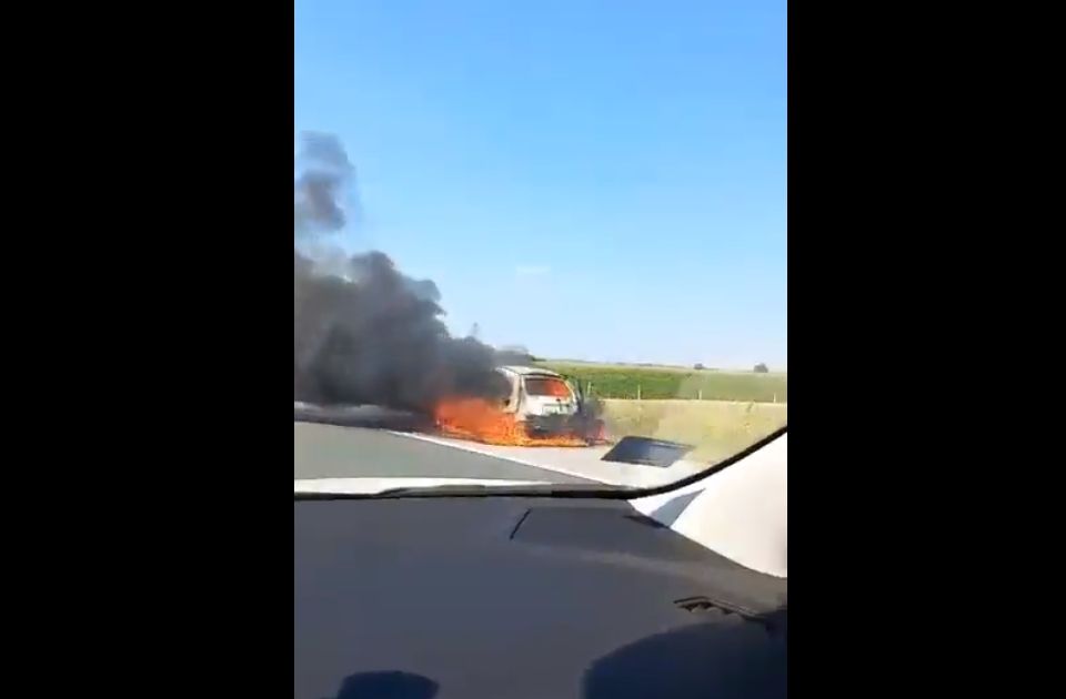 VIDEO: Zapalio se automobil na auto-putu kod Beške