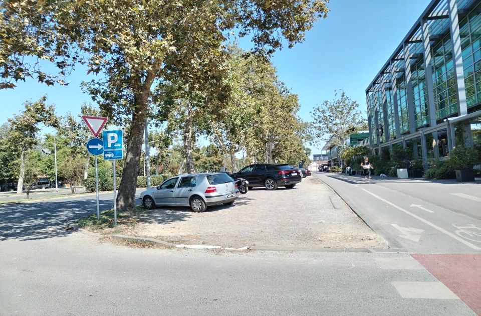 Novosađanin parkirao na privremenom parkingu, pa dobio kaznu "Oka sokolovog"