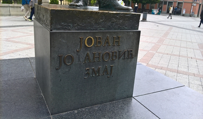 Obnavljaju se slova na Zmaj Jovinom spomeniku