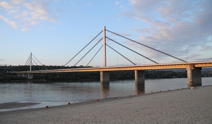 Uhapšen Novosađanin zbog sumnje da je ubio ženu gurnuvši je sa Mosta slobode