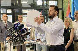Uvrede i sukob u Skupštini Novog Sada: Opozicija tražila sankcije zbog dobacivanja odbornice SNS