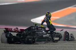 FIA preispituje kaznu za Hamiltona zbog hodanja po stazi u Kataru 