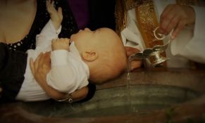 Crkva neće menjati obred krštenja nakon smrti bebe