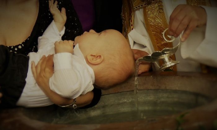 Crkva neće menjati obred krštenja nakon smrti bebe