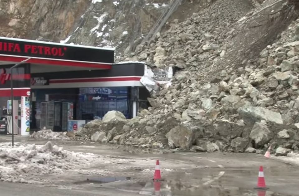 VIDEO Odron kod Zvornika: Velika količina kamenja pala na benzinsku pumpu