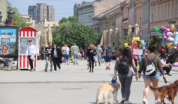 FOTO: Većina Novosađana u javnosti ne nosi maske i ne poštuje distancu