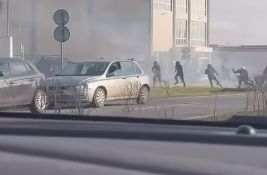 VIDEO: Divljanje huligana u Novom Sadu u danu derbija - i u vozu i na Klisi