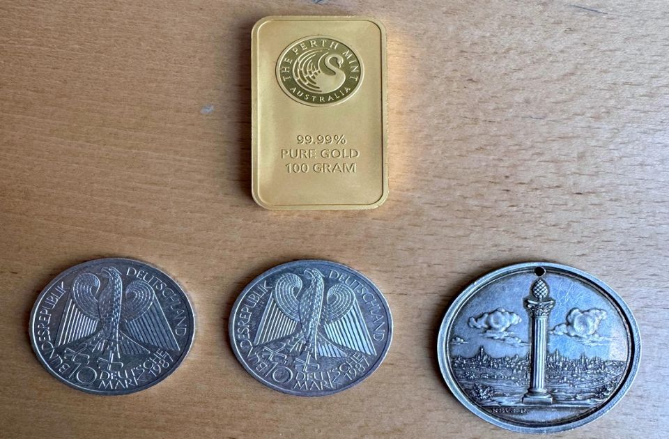 FOTO: Na Vatinu i Horgošu sprečen pokušaj šverca zlatnog nakita, investicionog zlata i srebrnih kovanica