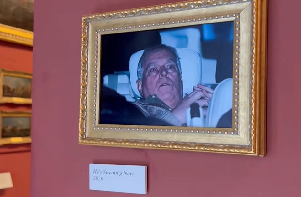 VIDEO: Aktivisti u Luvru okačili fotografiju hapšenja bivšeg princa Endrua