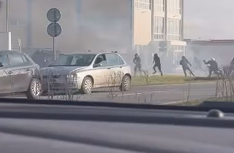 VIDEO: Divljanje huligana u Novom Sadu u danu derbija - i u vozu i na Klisi