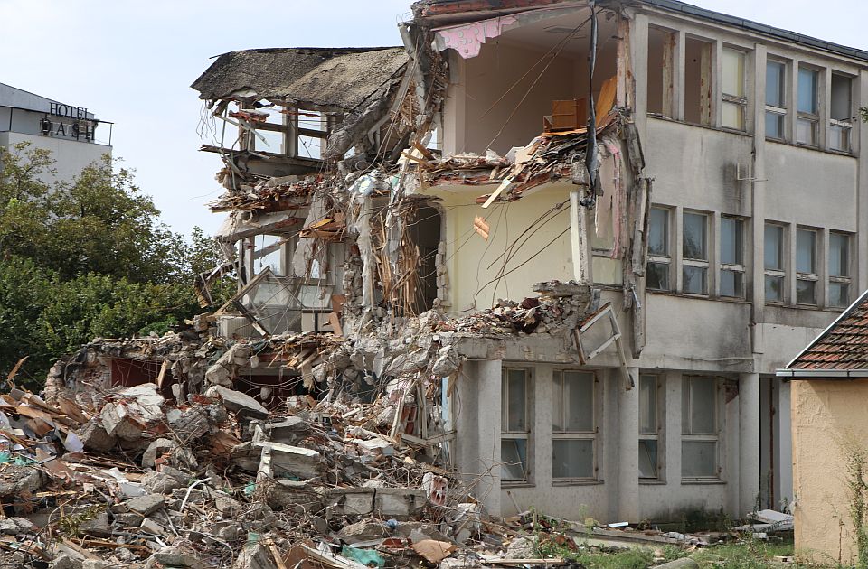 FOTO, VIDEO: Ruši se još jedan simbol novosadske industrije, umesto njega zgrada od 15 spratova