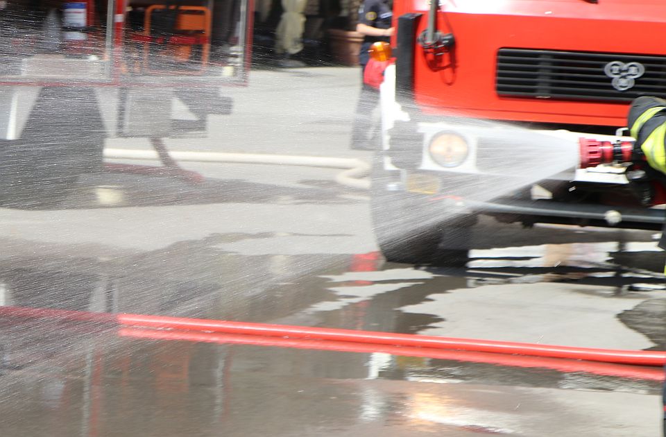 FOTO: "Punto" se sudario sa šlep-službom, pa zapalio na auto-putu Novi Sad-Subotica, povređen vozač