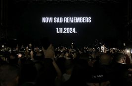 FOTO, VIDEO: Prve večeri Exita poručeno da Novi Sad pamti 1. novembar, pozdravljeni studenti