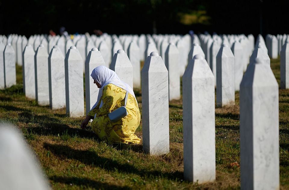 Vučić na engleskom izjavio saučešće porodicama žrtava u Srebrenici, Brnabić kaže da nije genocid već zločin