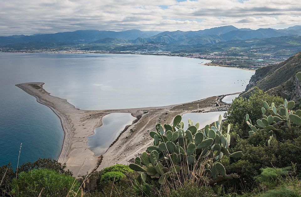 Tinejdžer poginuo na italijanskoj plaži - zatrpao ga pesak
