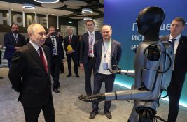 VIDEO: Robot plesao za Putina