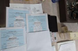 Određen pritvor za devetoro od 18 osumnjičenih koji su u Novom Sadu falsifikovali 300 dokumenata