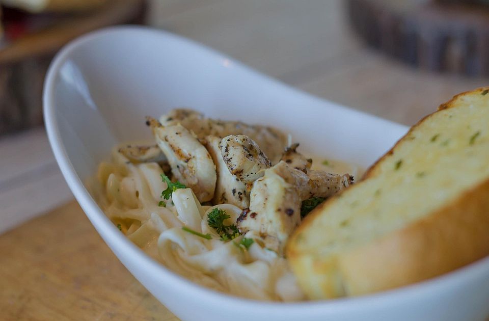 Brzinski recept: Pasta sa piletinom i španaćem