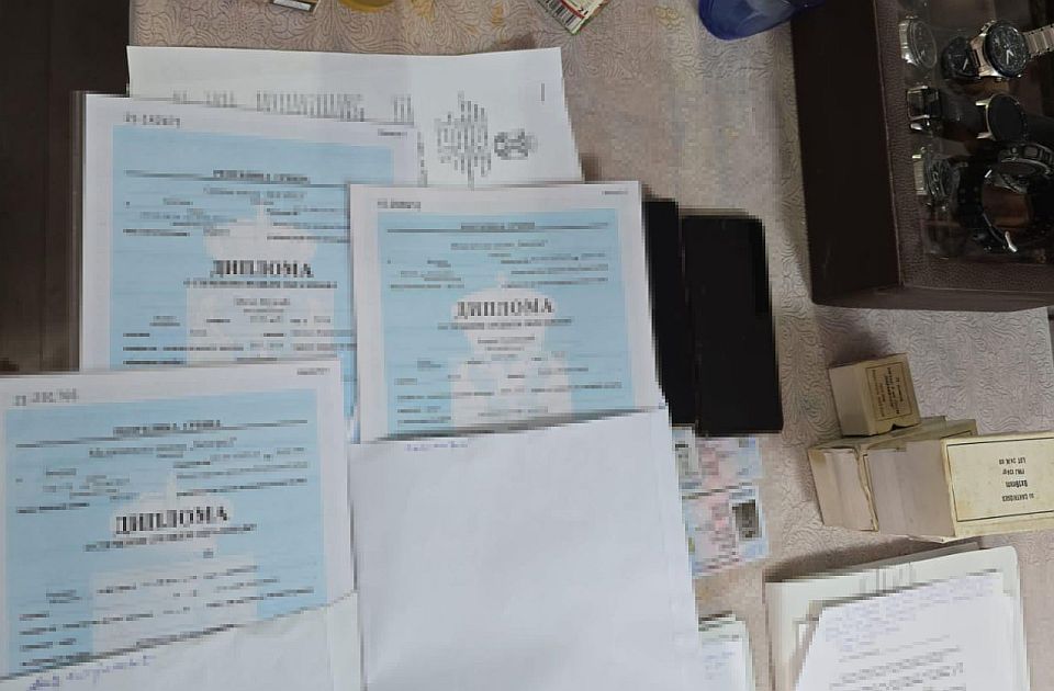 Određen pritvor za devetoro od 18 osumnjičenih koji su u Novom Sadu falsifikovali 300 dokumenata
