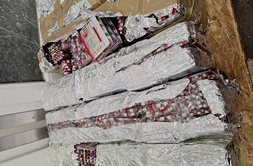 FOTO: Na prelazu Šid sprečen pokušaj šverca 200.000 psihoaktivnih tableta - tovar bio sakriven iza sedišta