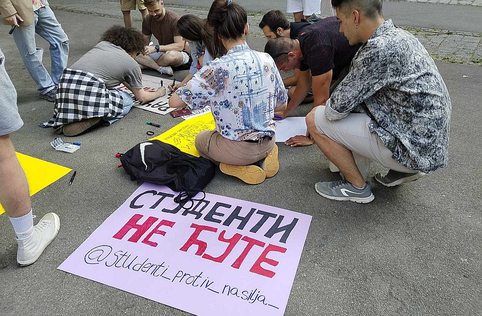 FOTO: Grupa novosadskih studenata okupila se u kampusu pred protest 