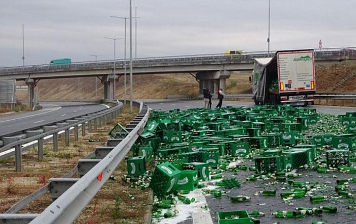 VIDEO: Iz kamiona ispalo 200 gajbi piva