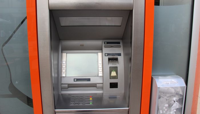 Sa bankomata građani juče podizali u proseku po 14.000 dinara