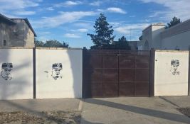 Grafiti sa likom Ratka Mladića na objektu islamske zajednice u Somboru