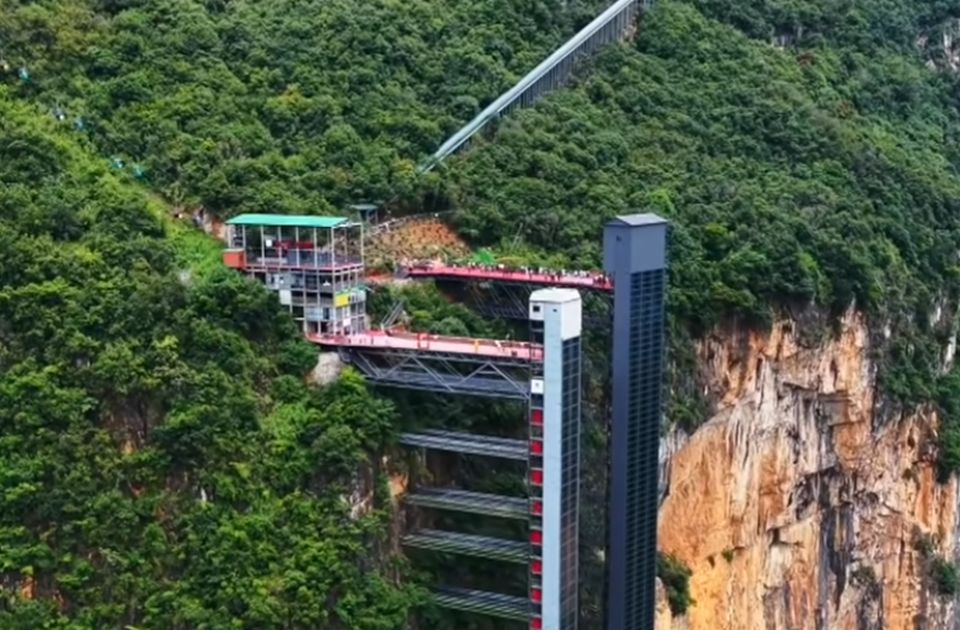 VIDEO: Kinezi napravili ogromne liftove kako se deca ne bi tri sata verala po liticama da stignu do škole