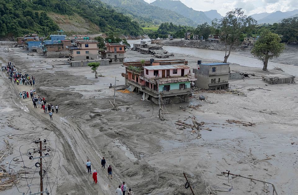 VIDEO: Direktor škole u poslednji čas spasao 900 učenika od bujičnih poplava u Nepalu